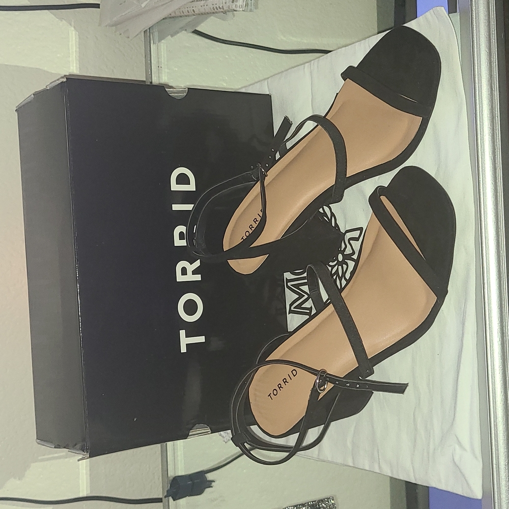 Cute thin strap mid heel.